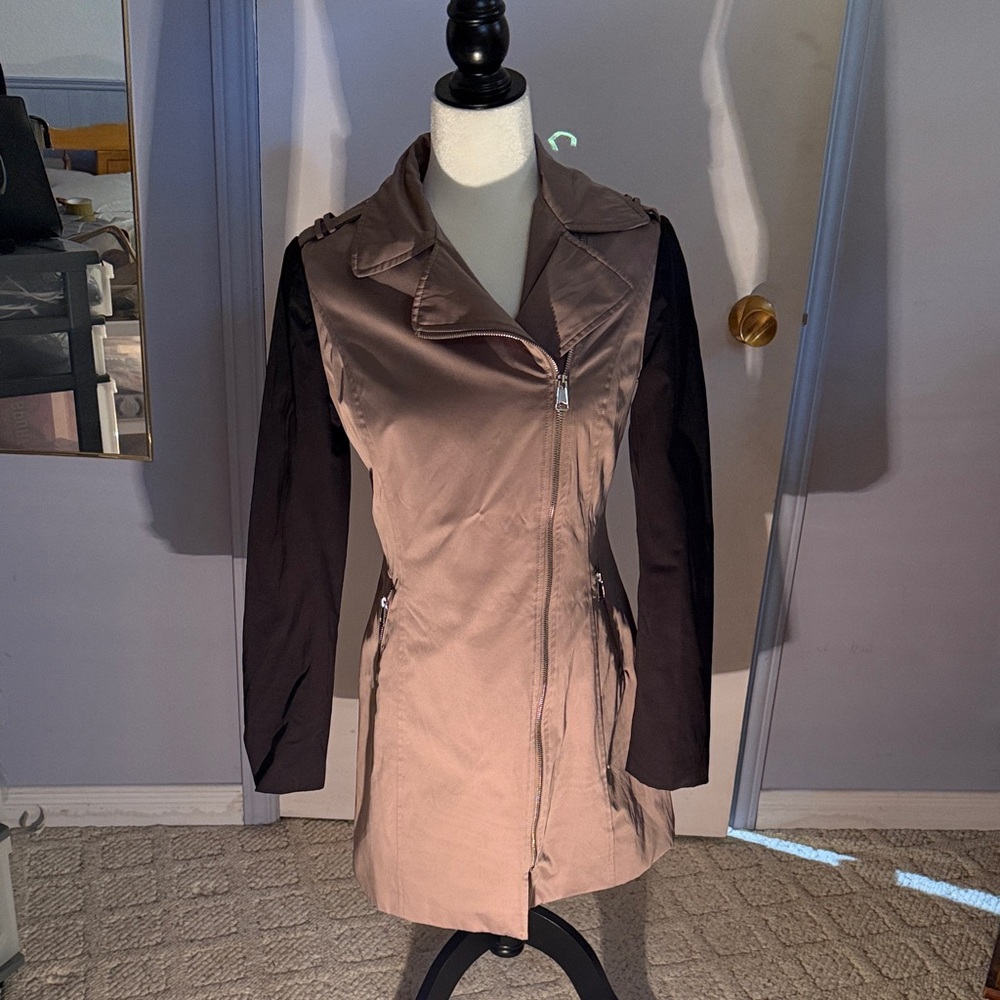 Stylish Women's Tan and Black Jacket